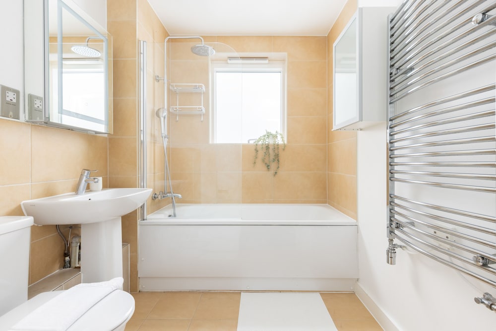 Luminous 2 Bed Balcony Flat in Islington