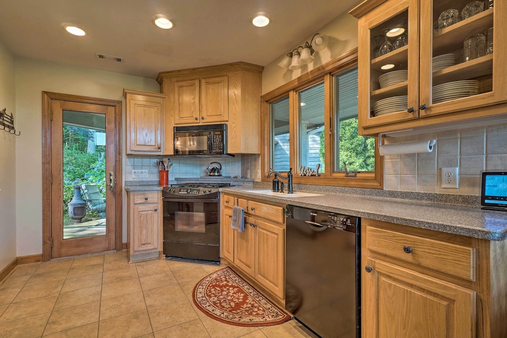 Hilltop Home w/ Panoramic Forest & Mountain Views!