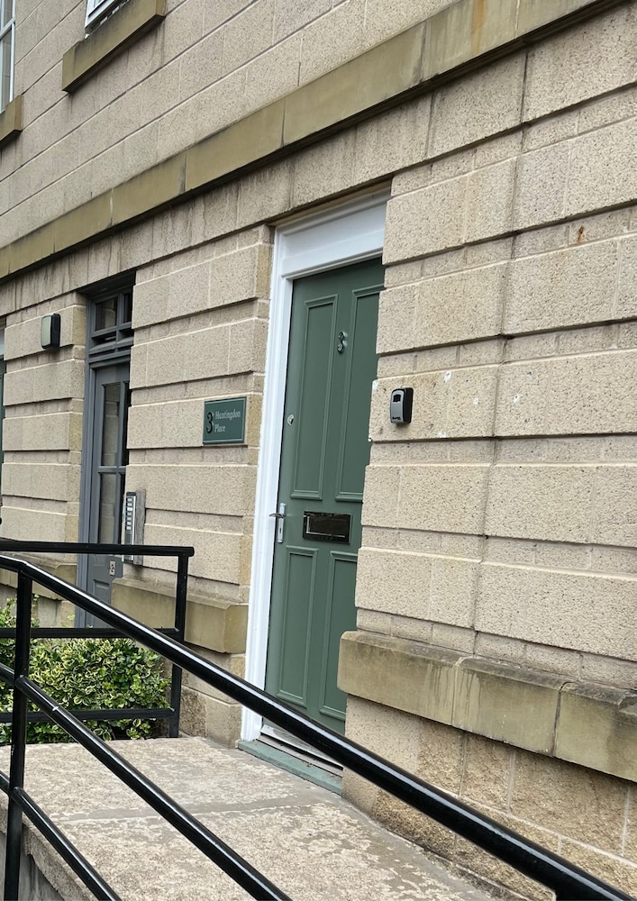 3 Huntingdon Place