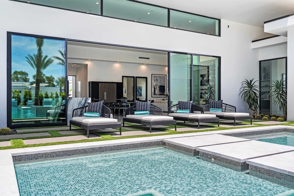 Sleeps 20 Pool, Hot Tub, & Pickleball Stay in Indio Bravo Villa #9