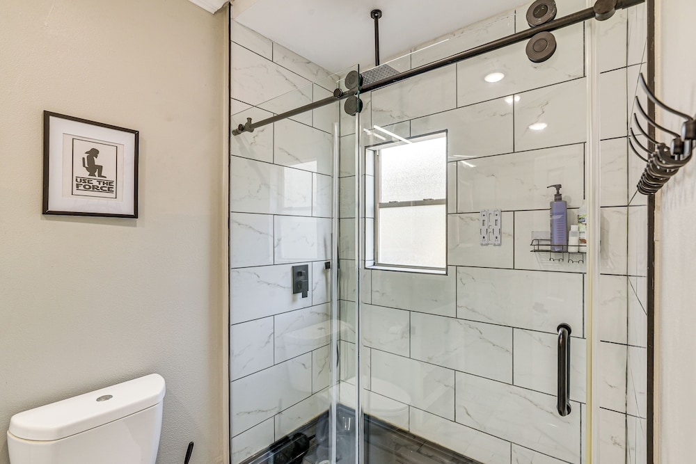 2 Mi to Dtwn: Walkable Apt in Houston!