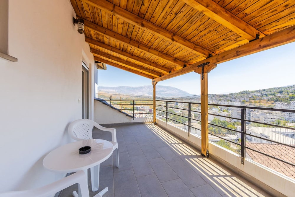 Hillside Apartment Gjirokast r 2