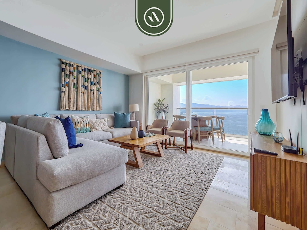 Luxury Oceanfront 3 BR Condo - Pools
