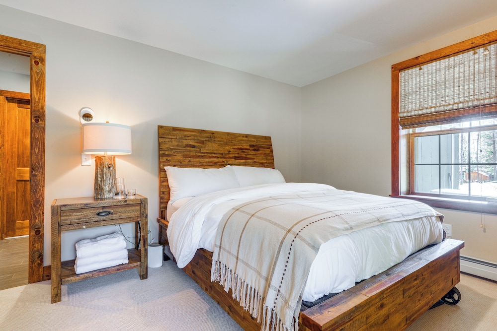 Deck & Fire Pit: All-season Wilmington Retreat