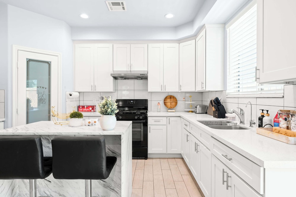 Modern Spacious Home Bright, Family Group Friendly