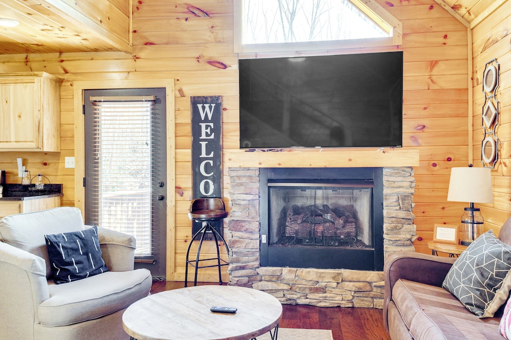 2 Mi to Dtwn Gatlinburg: Mountain Cabin w/ Hot Tub
