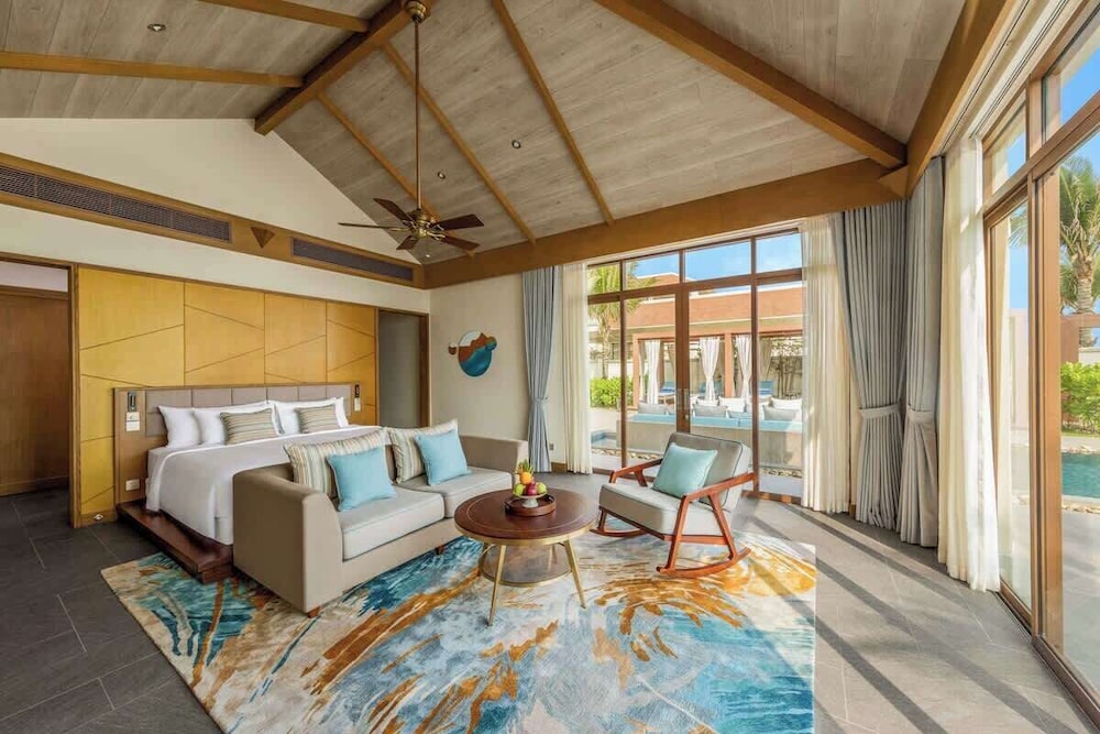 Luxe 5BR Villa: Beachfront Breakfast Pool