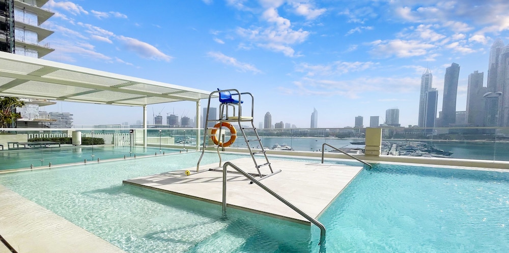 LUX The Marina Vista Beachfront Suite 5