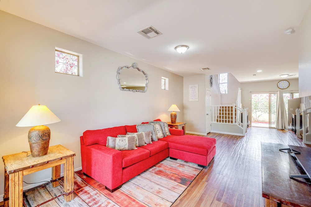 2 Mi to Desert Diamond Arena: Home w/ Patio!
