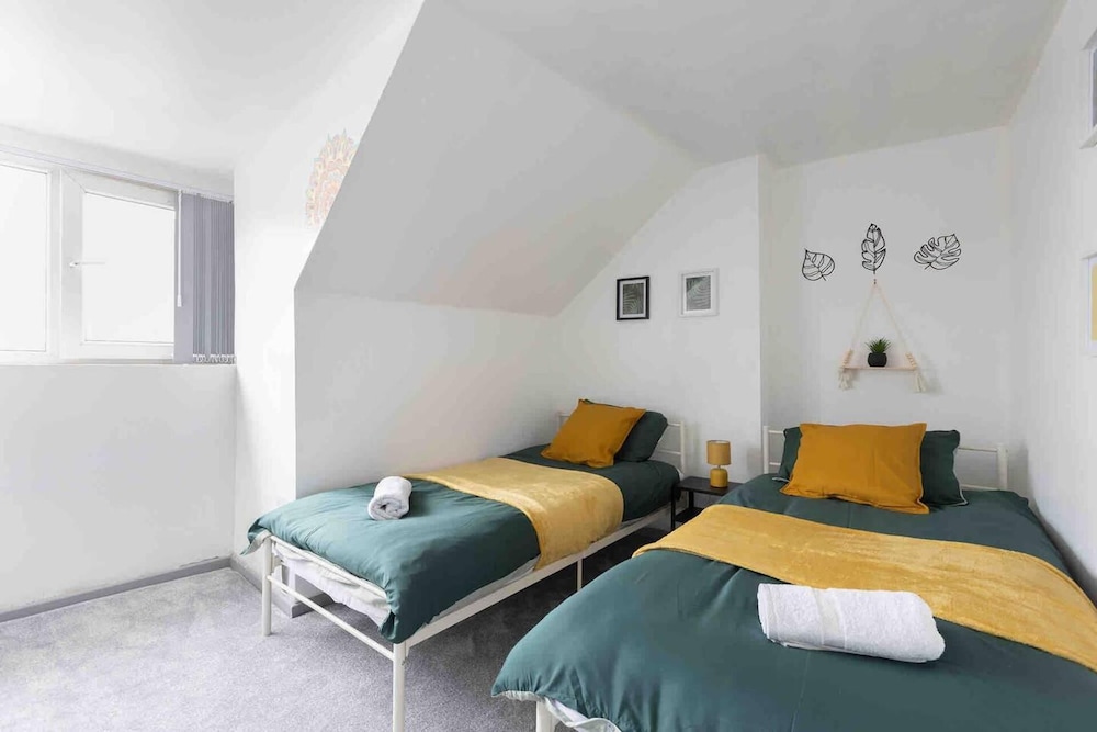 Cosy 3 Bed- Pet Friendly-free Parking-city Centre view 2