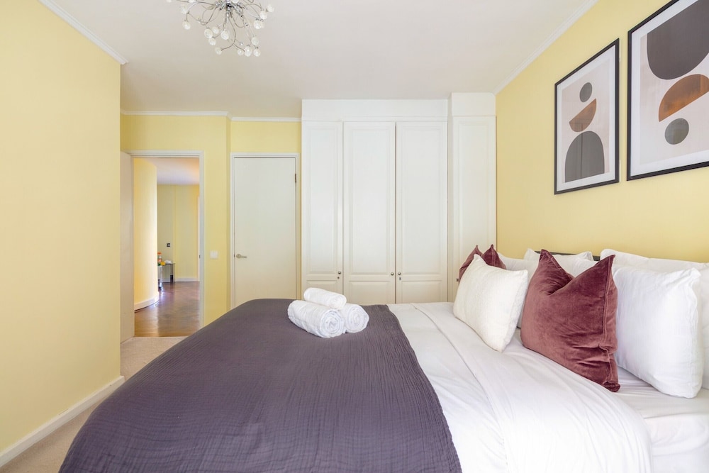 Elegant & Airy 2BR near Regents Park