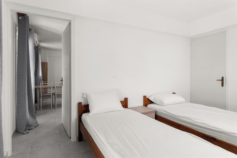 Nikolas Apartments