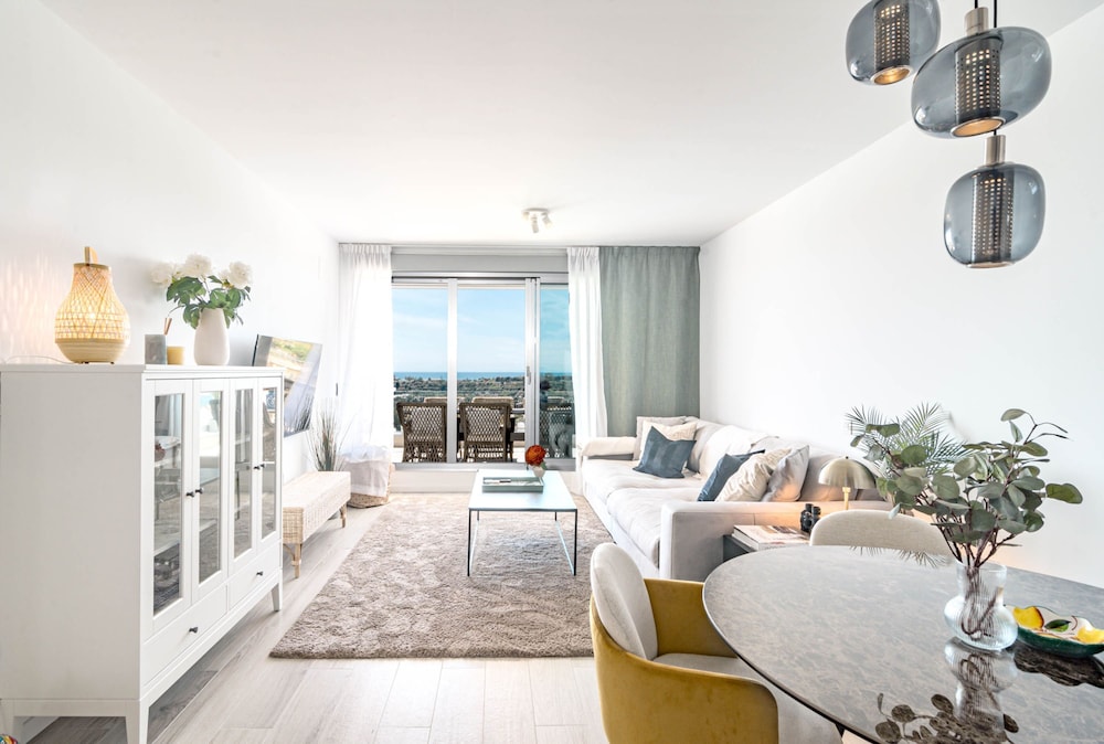 OV2 1B - Bright and Modern 3 Bedroom Apartment