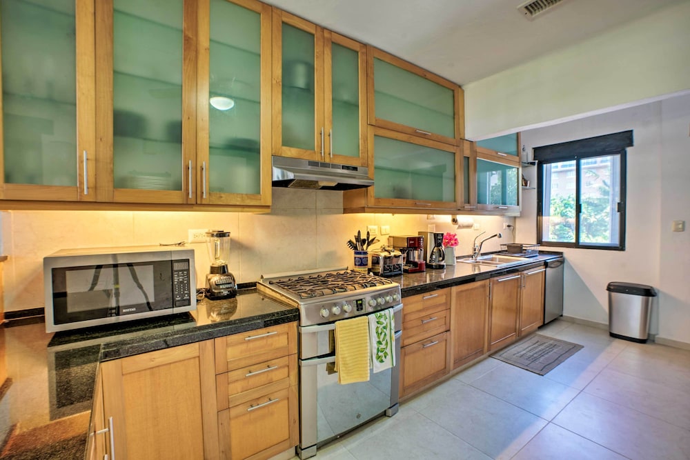 Updated Oceanside Townhome w/ Pool: Walk to Beach!