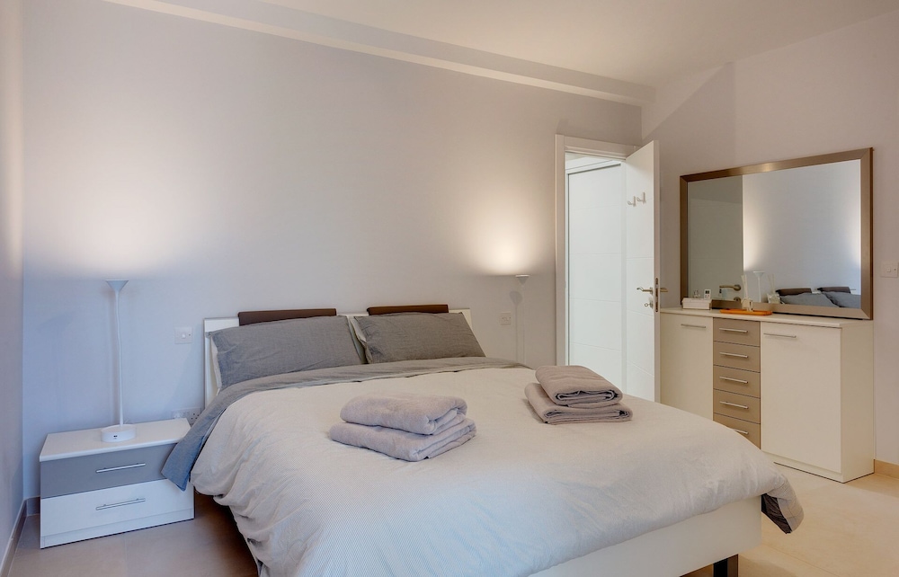 Brand New Designer Finished Apartment, Central Location photo 5