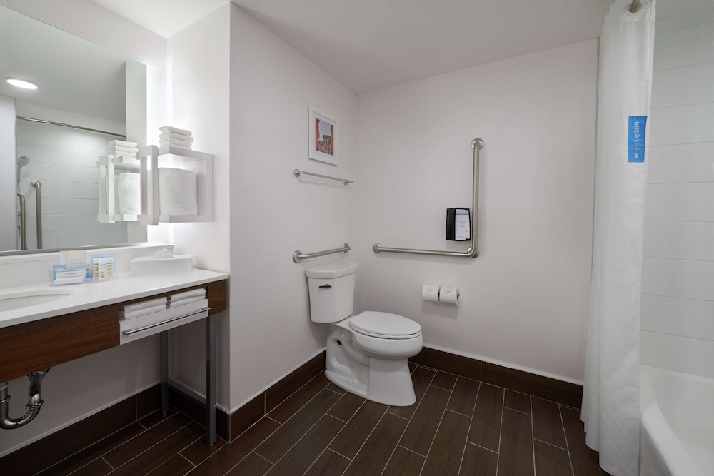 Hampton Inn  Suites by Hilton Montreal-Dorval - Property Image 10