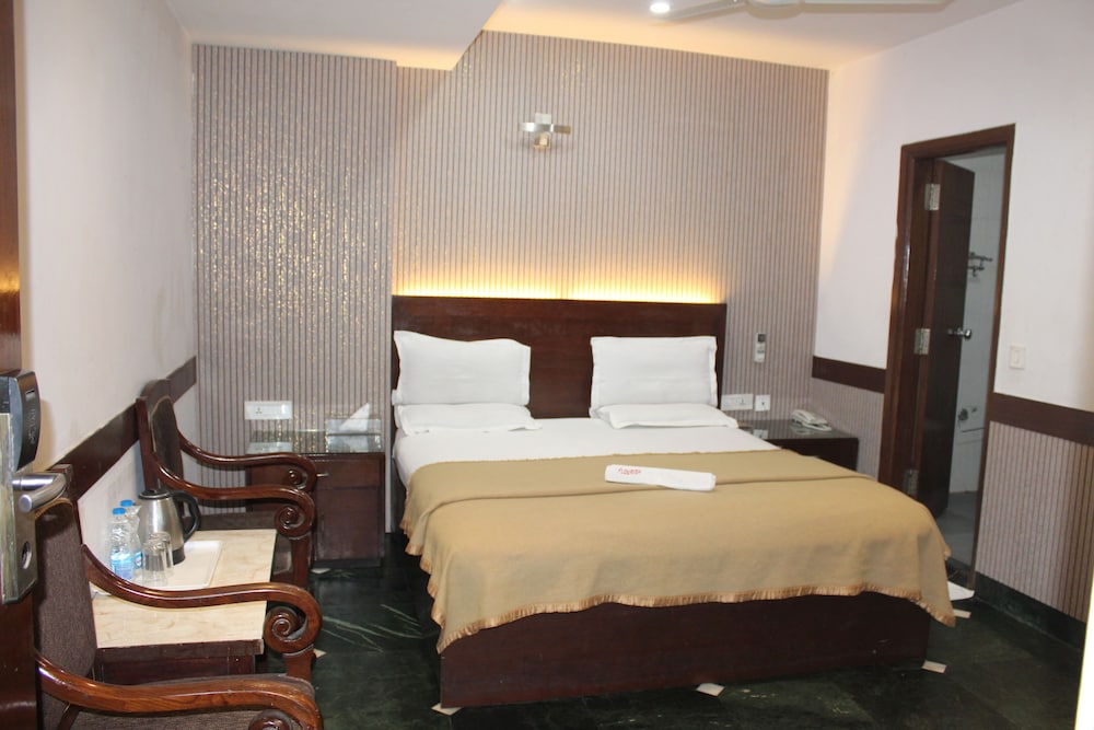 Flourish Inn Saket opposite Max Hospital