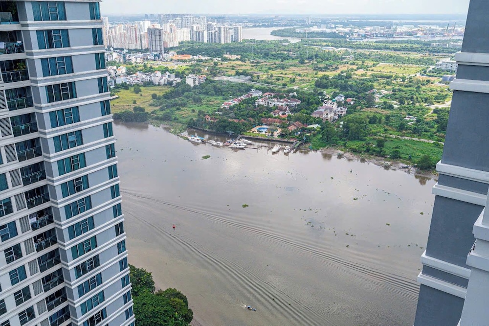 Luxury Sunwah Apartment near Landmark 81 - City View