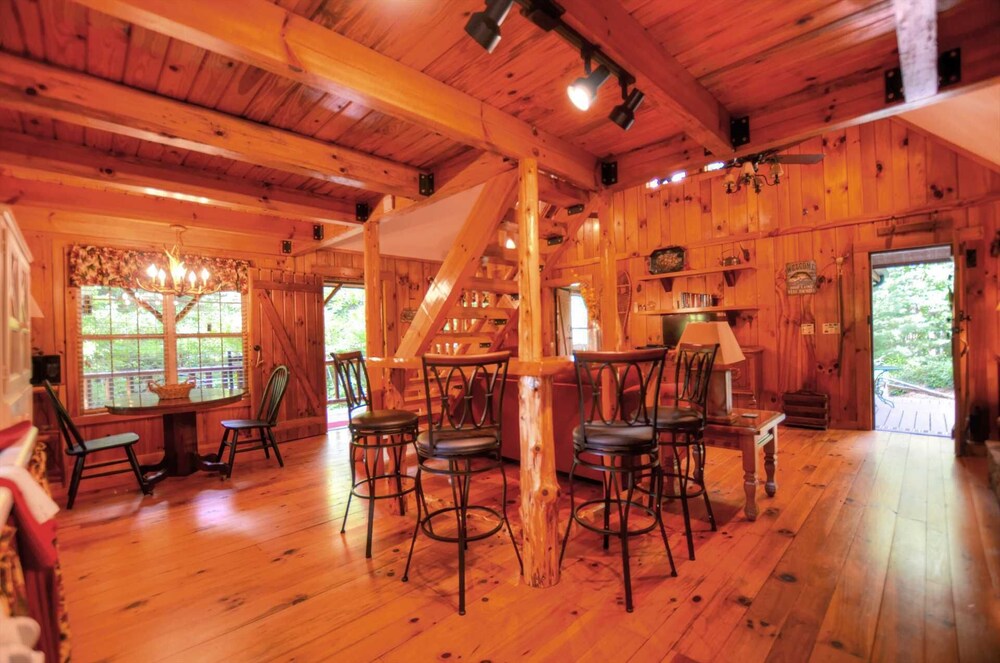 Cute On The Creek 1 Bedroom Cabin by Redawning