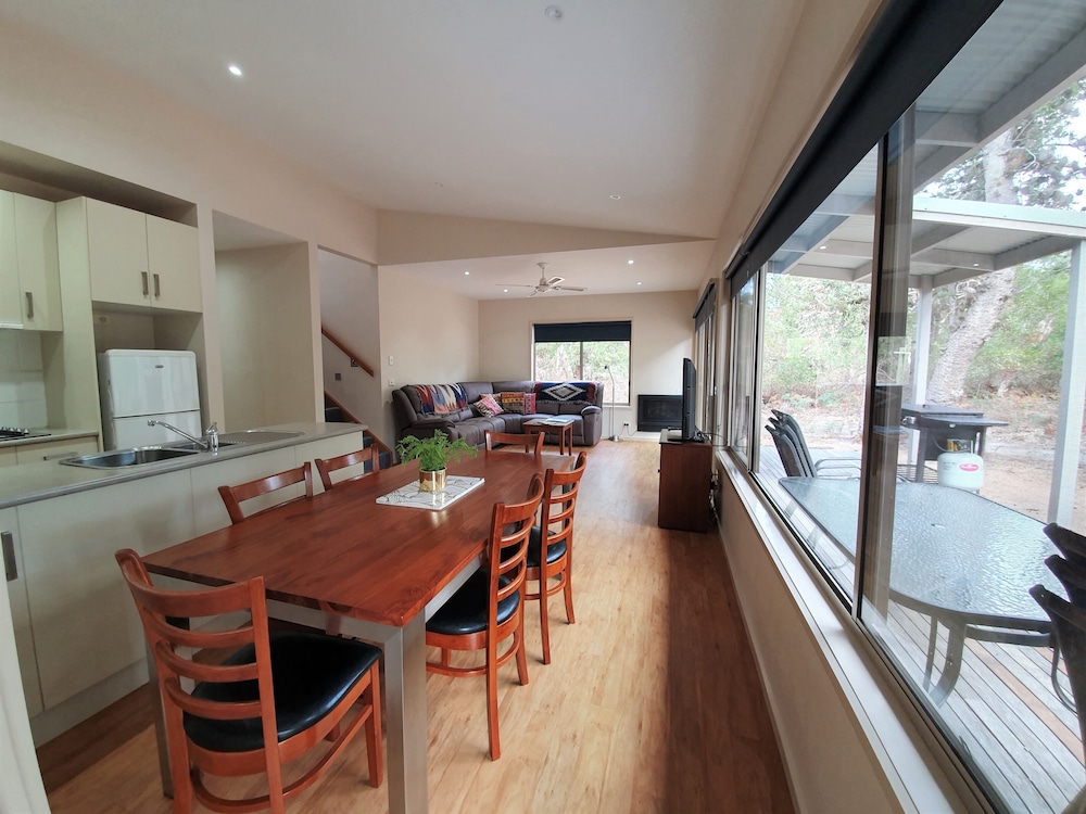 Waterfront Retreat At Wattle Point