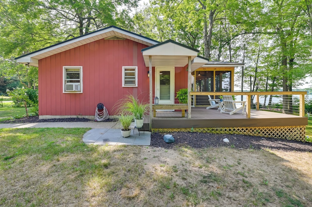 Waterfront Deck! Chic Lower Scott Lake Cottage