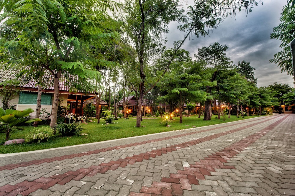 Baan Nam Pen Resort