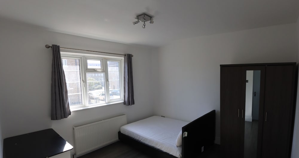 Room in Guest Room - Limehouse Townhomes Modern Spacious Serviced Double Room