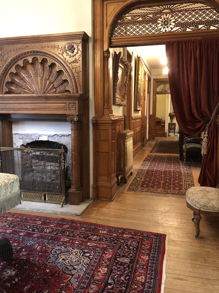 Vineyard Mansion & Carriage House Bed & Breakfast