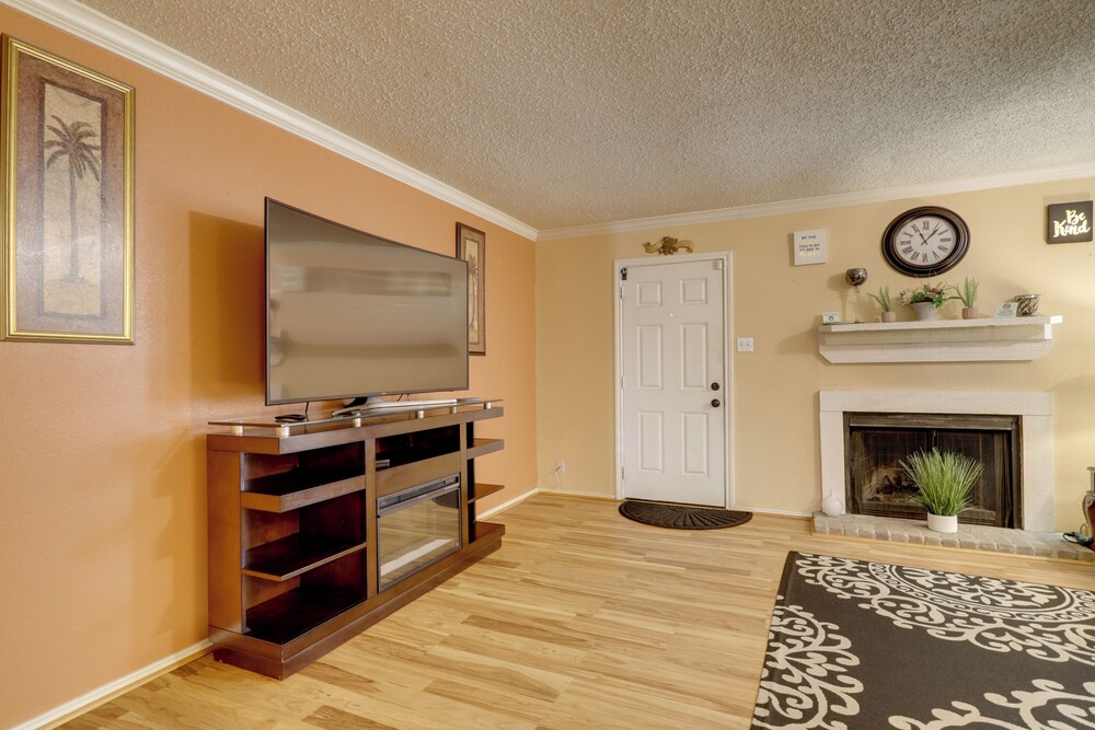Houston Townhome 4 Mi to Airport: Central Location