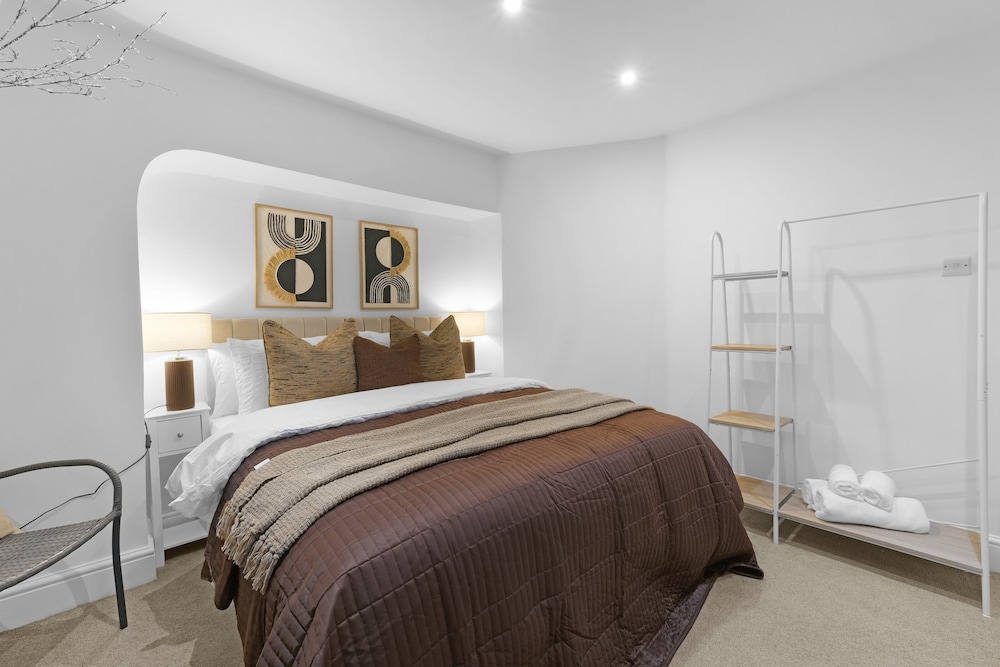 Luxury 3BR 2BA with Hot Tub and Garden