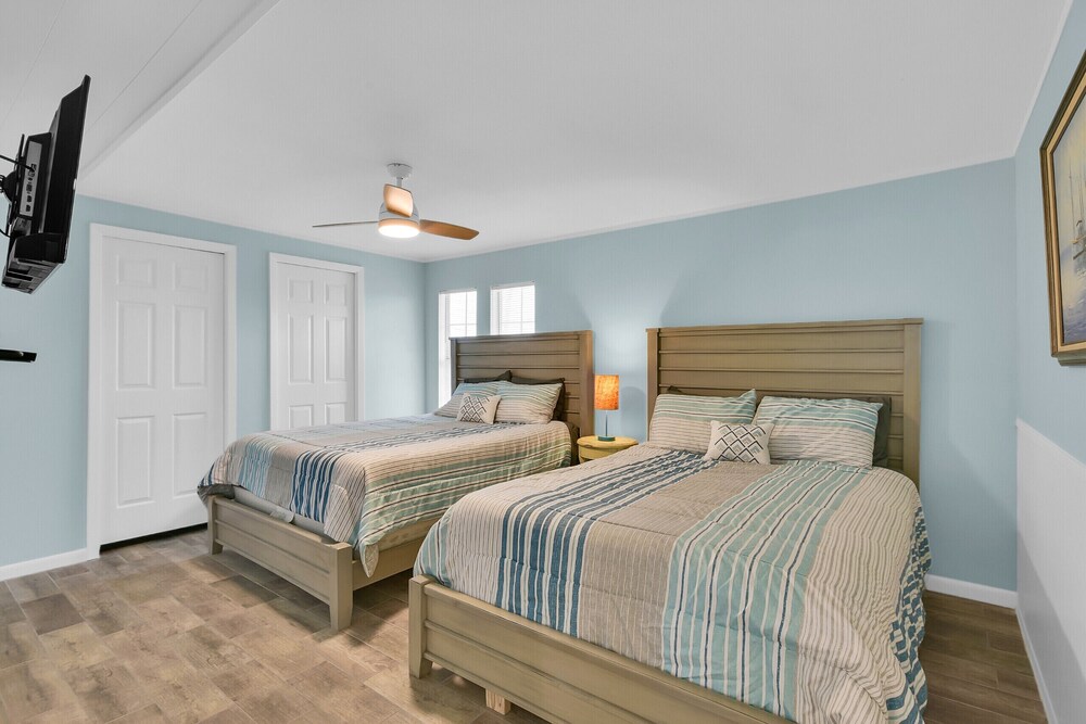 Wraparound Beach-view Deck: Jamaica Beach Home view 4