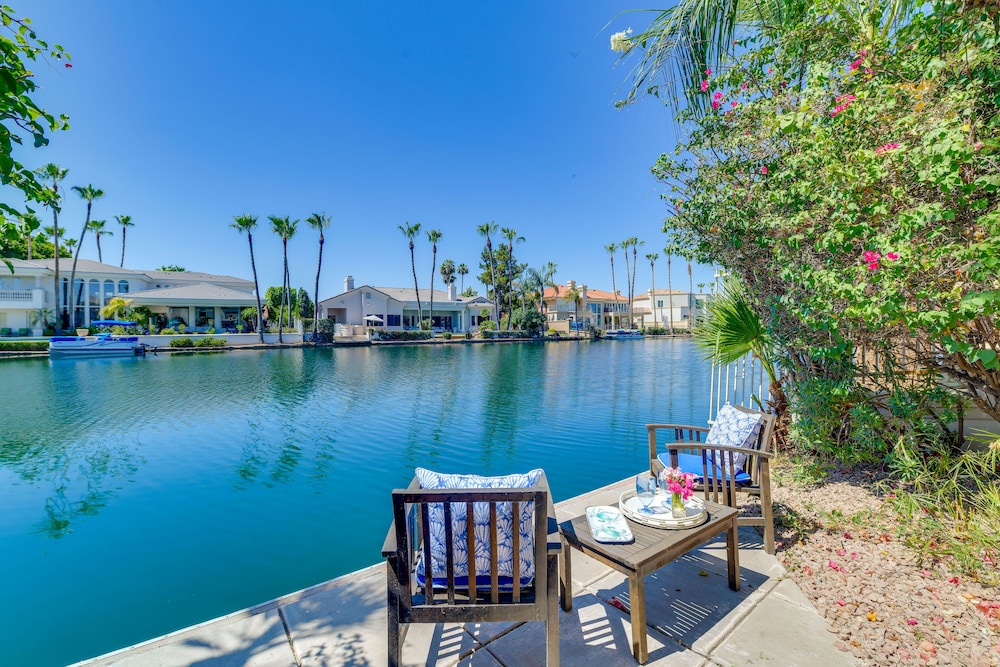Waterfront Luxury Gilbert Retreat w/ Pool  Spa! - Property Image 31