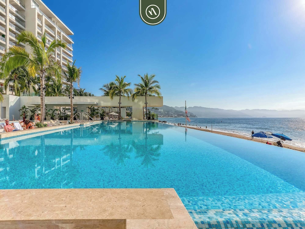 New Oceanfront 1 BR Condo - Gym - Beach - Pool