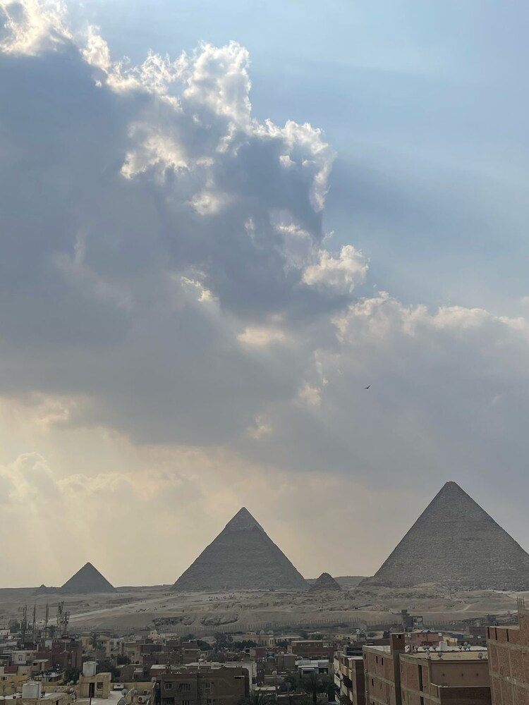 Bastet Pyramids View Inn