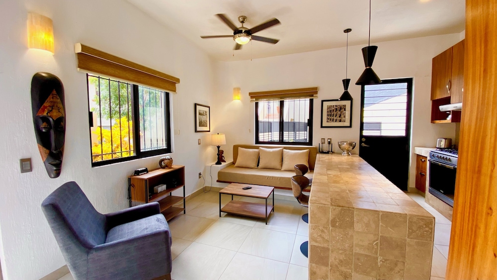 Ajijic 1 Bedroom Guesthouse -walk To Everything -patio -bikes - Pickleball Court