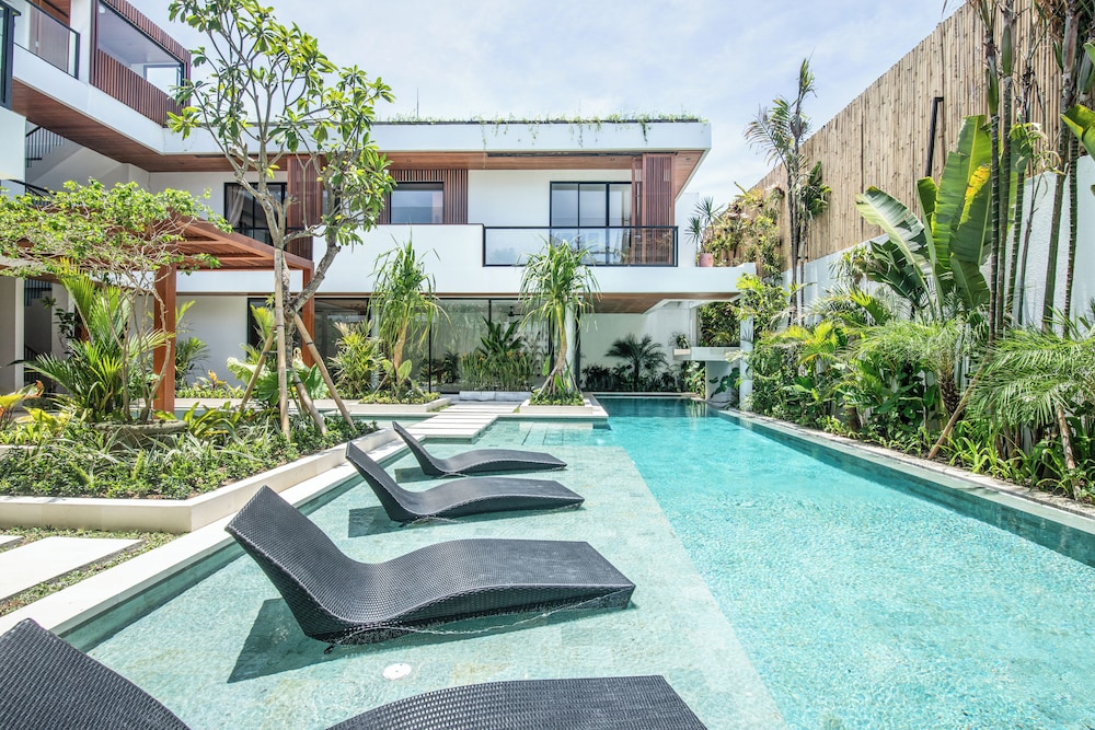 Luxury 5BR Villa, 200m to Brawah's Beach Bliss
