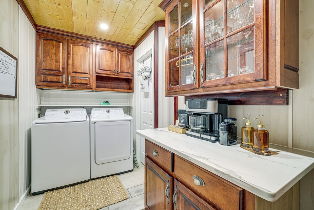 Near Bella Vista Trails & Elk River: Family Home!