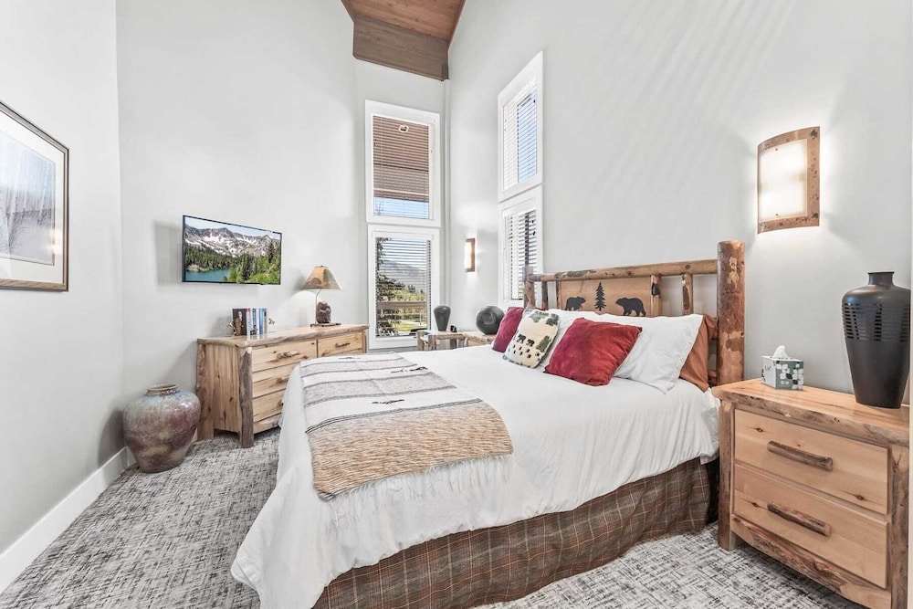 Walk to Slopes Hot Tub + Balcony + Views Mins to Main Street Deer Valley Haven by Avantstay