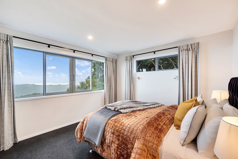 Spectacular Hilltop Retreat near Piha view 4