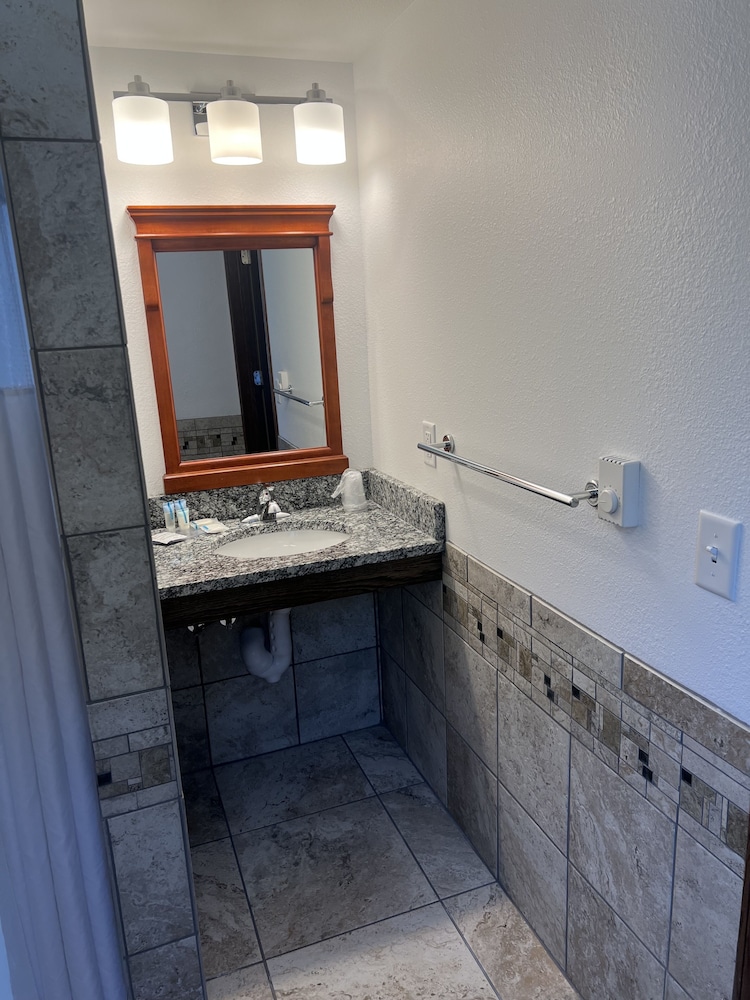All Star Inn & Suites