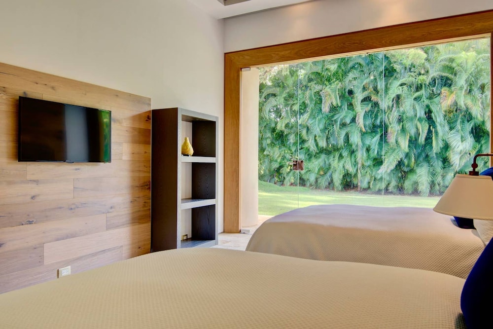 Architect s Estate w Pool Private Chef Butler