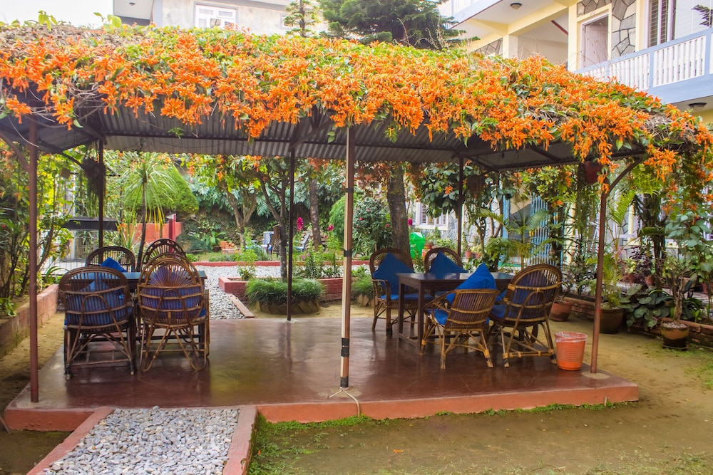 Giri Guest House