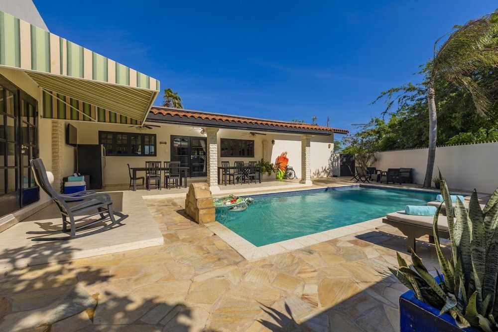 Luxurious Haven in the Heart of the Island Pool