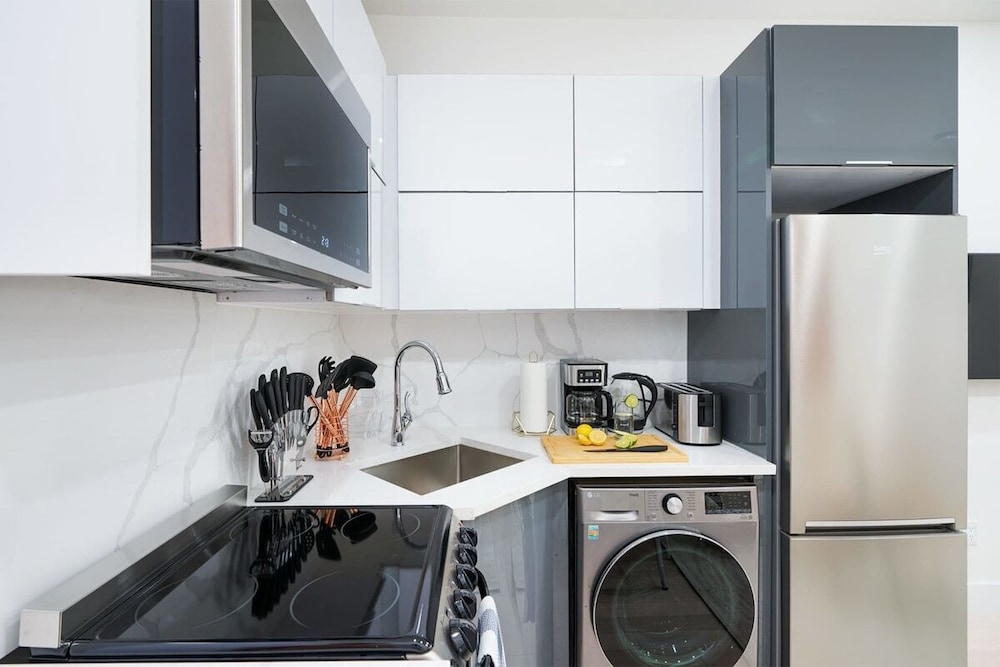 48 Midtown West Apt