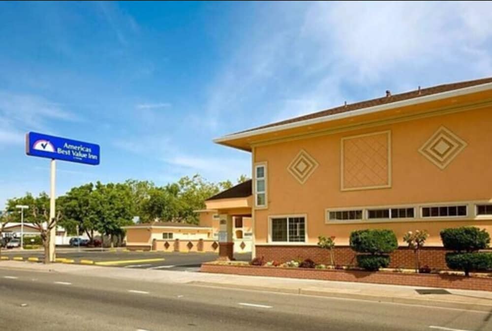 America's Deluxe Inn, photo 2