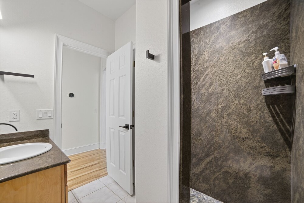 Lakeland Oasis Hot Tub, Lanai & Fire Pit 3 Bedroom Home