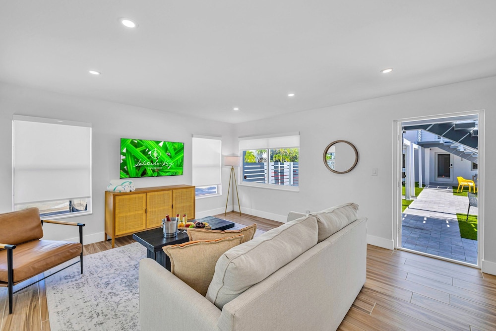 Beach Condo King Bed Lush Patio w BBQ Birch Key Six