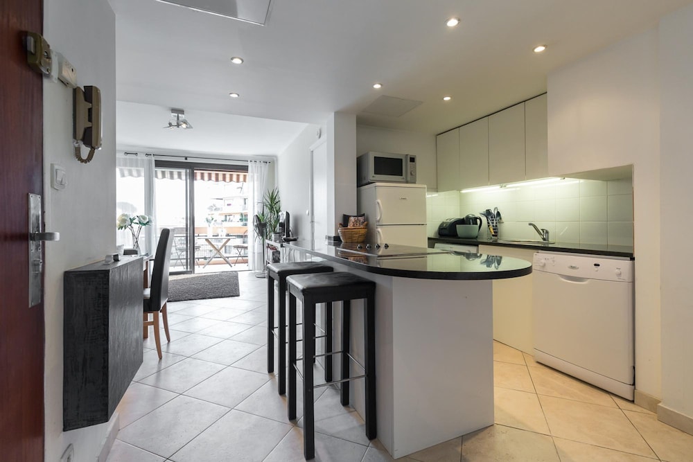 Modern 3 Bedroom 3 Bathroom Apartment for Rent Near Cannes Old Town Walking Distance to Palais - 2000