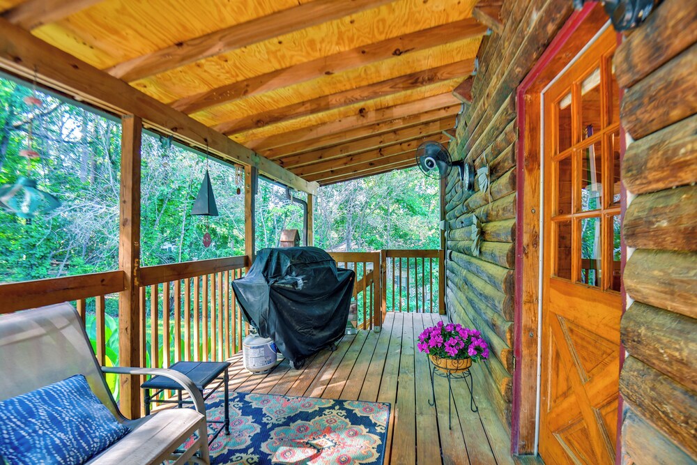 Waterfront Cabin on Lake Sinclair w/ Private Dock!