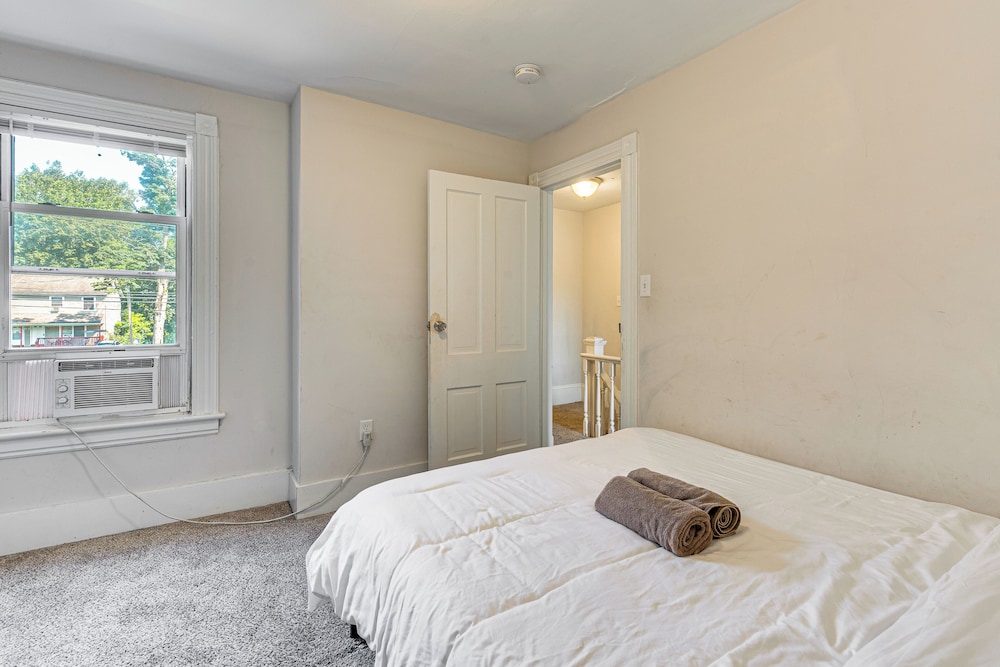 Stay & Play in Dtwn Stroudsburg: Updated Townhouse
